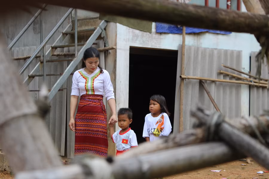 Giáo viên đến tận nhà đón trẻ em người dân tộc Chứt đi học.