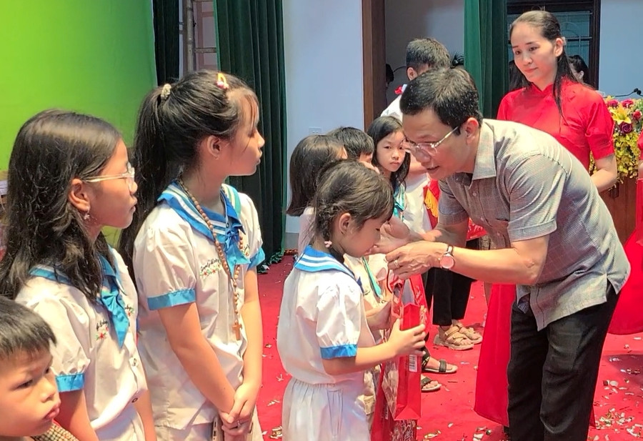 Ông Nguyễn Trọng Hiếu - Chủ tịch UBND TP Hà Tĩnh trao quà Trung thu cho các em học sinh. Ông Nguyễn Trọng Hiếu - Chủ tịch UBND TP Hà Tĩnh trao quà Trung thu cho các em học sinh.