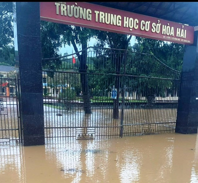 Trường học tạm thời cho học sinh nghỉ học trước diễn biến thời tiết xấu. Trường học tạm thời cho học sinh nghỉ học trước diễn biến thời tiết xấu.