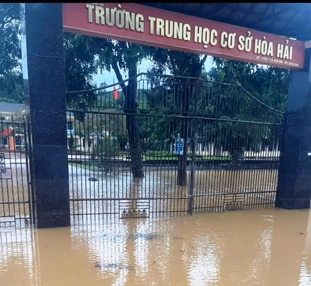 Trường học tạm thời cho học sinh nghỉ học trước diễn biến thời tiết xấu.