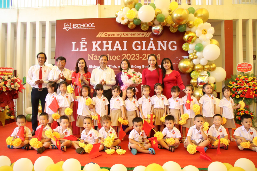 Bí thư Tỉnh ủy Hoàng Trung Dũng cùng đại diện sở, ban ngành tặng hoa chúc mừng BGH trườngHội nhập Quốc tế iSchool Hà Tĩnh nhân dịp khai giảng năm học mới. Bí thư Tỉnh ủy Hoàng Trung Dũng cùng đại diện sở, ban ngành tặng hoa chúc mừng BGH trườngHội nhập Quốc tế iSchool Hà Tĩnh nhân dịp khai giảng năm học mới.
