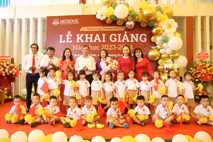 Bí thư Tỉnh ủy Hoàng Trung Dũng cùng đại diện sở, ban ngành tặng hoa chúc mừng BGH trườngHội nhập Quốc tế iSchool Hà Tĩnh nhân dịp khai giảng năm học mới.