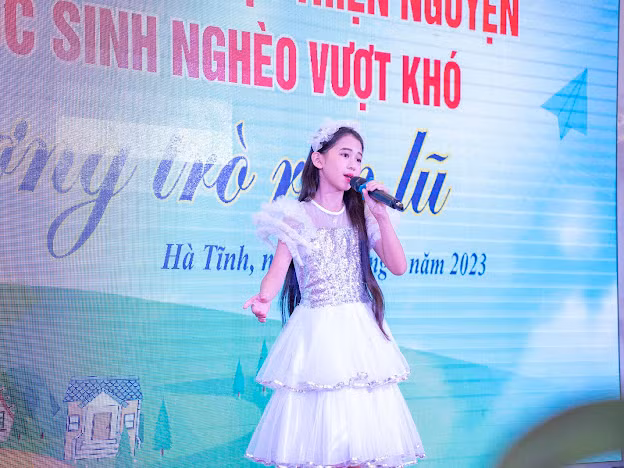 Tiết mục Rước đèn tháng Tám của em Trần Nguyên Gia Linh, Trường THCS Hưng Đồng (TP Hà Tĩnh).