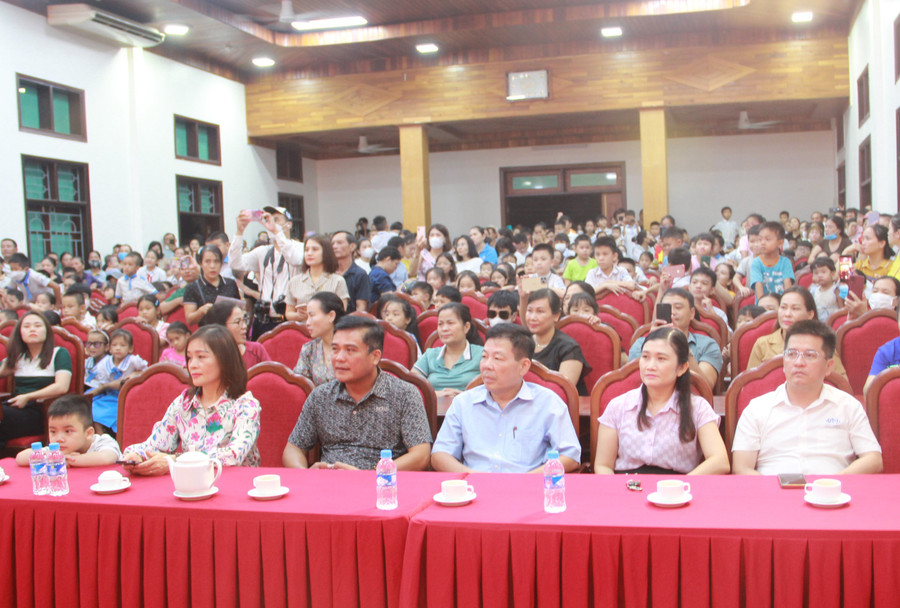 Chương trình có sự tham dự của đại diện lãnh đạo UBND TP Hà Tĩnh cùng các phòng ban, đoàn thể; đơn vị doanh nghiệp, nhà hảo tâm và đông đảo bậc phụ huynh, học sinh trên địa bàn TP Hà Tĩnh. Chương trình có sự tham dự của đại diện lãnh đạo UBND TP Hà Tĩnh cùng các phòng ban, đoàn thể; đơn vị doanh nghiệp, nhà hảo tâm và đông đảo bậc phụ huynh, học sinh trên địa bàn TP Hà Tĩnh.