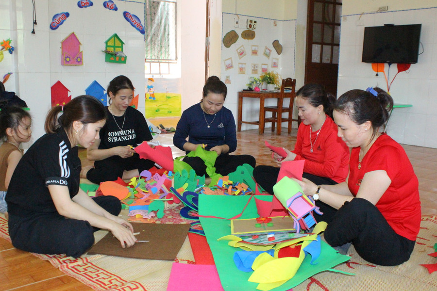 Giáo viên Trường Mầm non Sơn Kim 1 (huyện Hương Sơn, Hà Tĩnh) trang trí trường lớp chuẩn bị cho năm học mới. Giáo viên Trường Mầm non Sơn Kim 1 (huyện Hương Sơn, Hà Tĩnh) trang trí trường lớp chuẩn bị cho năm học mới.