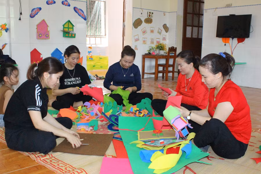 Giáo viên Trường Mầm non Sơn Kim 1 (huyện Hương Sơn, Hà Tĩnh) trang trí trường lớp chuẩn bị cho năm học mới.