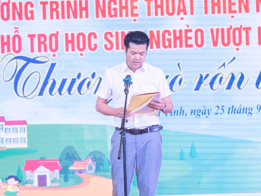 Nhà báo Nguyễn Văn Dũng – Trưởng đại diện Văn phòng Báo GD&amp;TĐ khu vực MT-TN phát biểu khai mạc Chương trình.