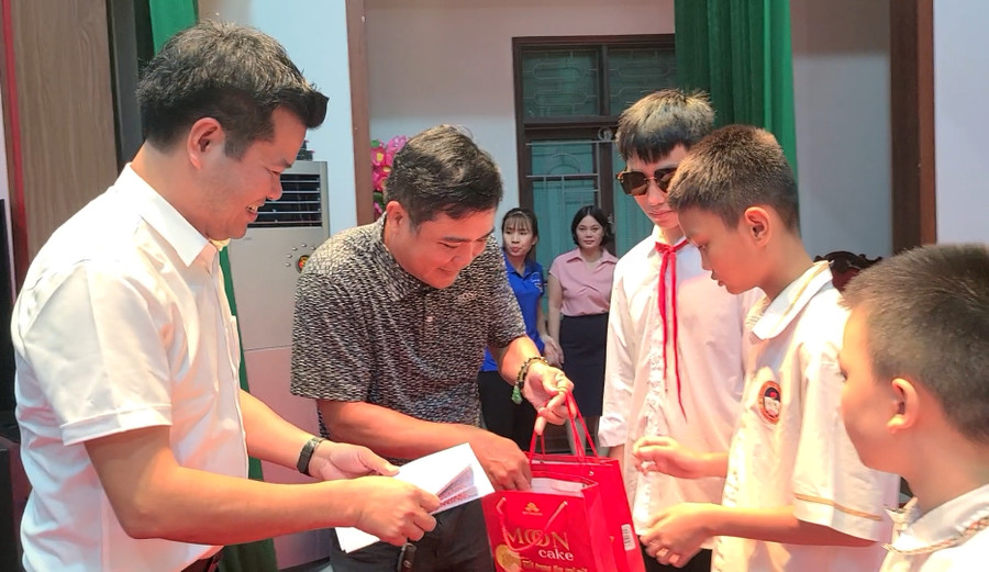 Dịp này, Công ty CP Đầu tư và Phát triển Đô thị mới Sông Lam tiếp tục phối hợp cùng VP Báo GD&TĐ khu vực Bắc Trung bộ trao 700 hộp bánh trung thu cho trẻ em có hoàn cảnh đặc biệt khó khăn tại Hà Tĩnh. Dịp này, Công ty CP Đầu tư và Phát triển Đô thị mới Sông Lam tiếp tục phối hợp cùng VP Báo GD&TĐ khu vực Bắc Trung bộ trao 700 hộp bánh trung thu cho trẻ em có hoàn cảnh đặc biệt khó khăn tại Hà Tĩnh.