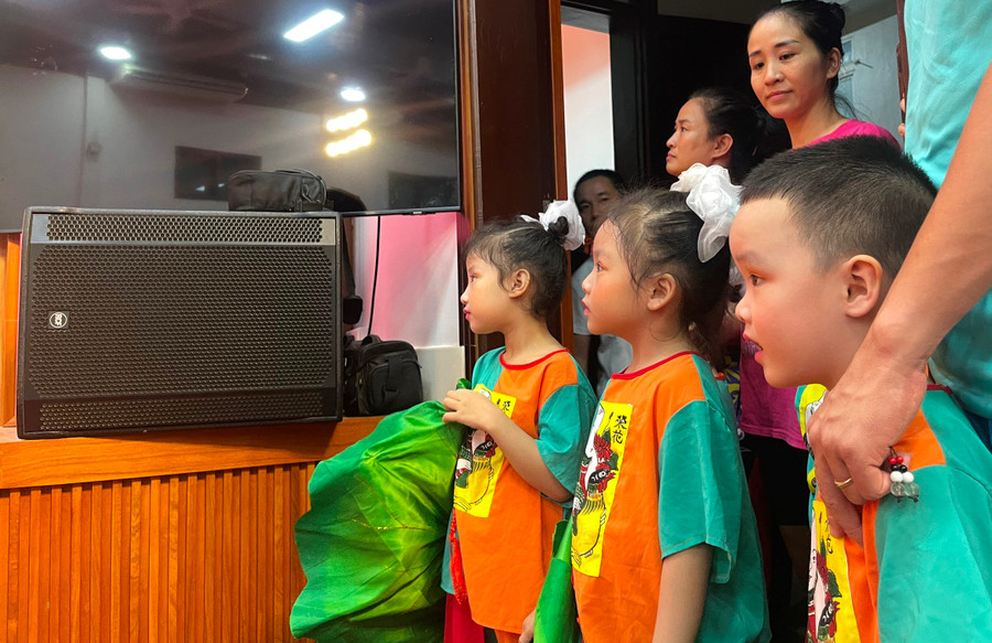 Các em nhỏ háo hức theo dõi các tiết mục văn nghệ hấp dẫn. Các em nhỏ háo hức theo dõi các tiết mục văn nghệ hấp dẫn.