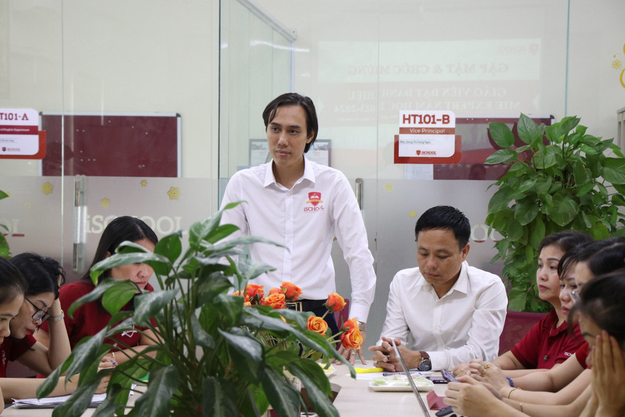 Ông Trần Hải Ngọc - Hiệu trưởng iSchool Hà Tĩnh phát biểu tại buổi gặp mặt. Ông Trần Hải Ngọc - Hiệu trưởng iSchool Hà Tĩnh phát biểu tại buổi gặp mặt.