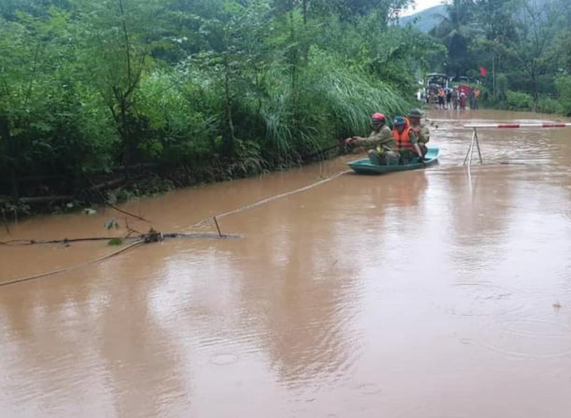 Nhiều tuyến đường tại Hương Khê (Hà Tĩnh), người dân phải dùng thuyền để đi lại.