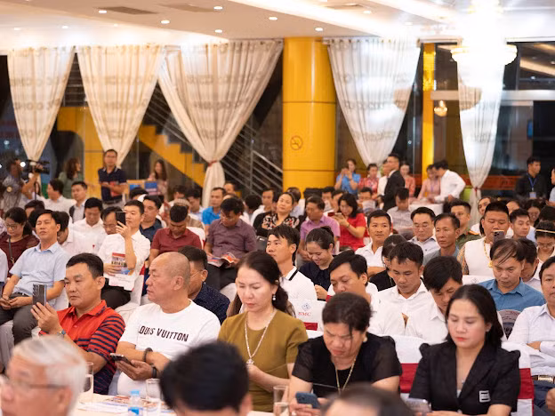 Chương trình còn sự tham gia của gần 300 khách mời là lãnh đạo các doanh nghiệp, tổ chức; các nhà hảo tâm trong và ngoài tỉnh.