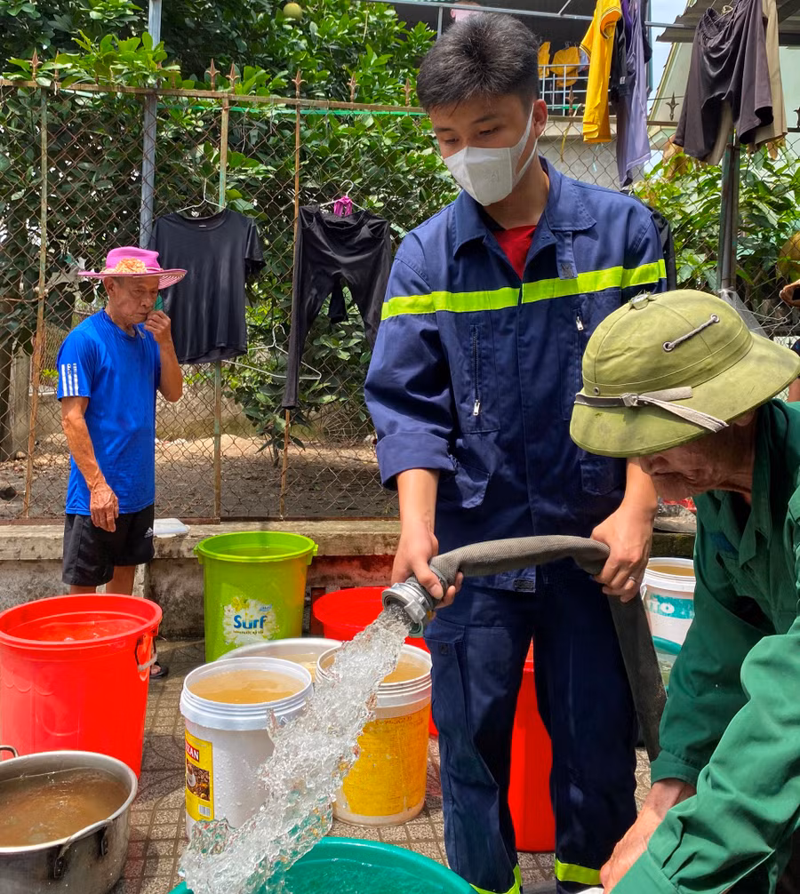 Xe chở nước về tập kết tại các nhà văn hóa và thông báo cho người dân đến lấy nước đưa về.