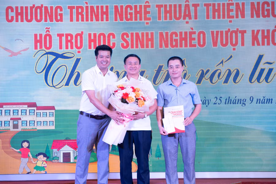 Nguyên Bí thư Tỉnh ủy Hà Tĩnh Lê Đình Sơn đã đến động viên và ủng hộ chương trình.