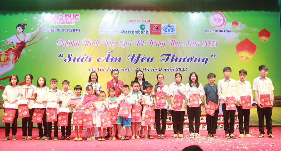 Nhân dịp này, Bí thư Tỉnh ủy Hà Tĩnh Hoàng Trung Dũng đã có những món quà ý nghĩa gửi đến chương trình "Sưởi ấm yêu thương". Bí thư Tỉnh ủy cũng gửi lời chúc các em có một Trung thu ý nghĩa, tiếp tục nỗ lực hơn nữa trong cuộc sống và học tập. Nhân dịp này, Bí thư Tỉnh ủy Hà Tĩnh Hoàng Trung Dũng đã có những món quà ý nghĩa gửi đến chương trình "Sưởi ấm yêu thương". Bí thư Tỉnh ủy cũng gửi lời chúc các em có một Trung thu ý nghĩa, tiếp tục nỗ lực hơn nữa trong cuộc sống và học tập.