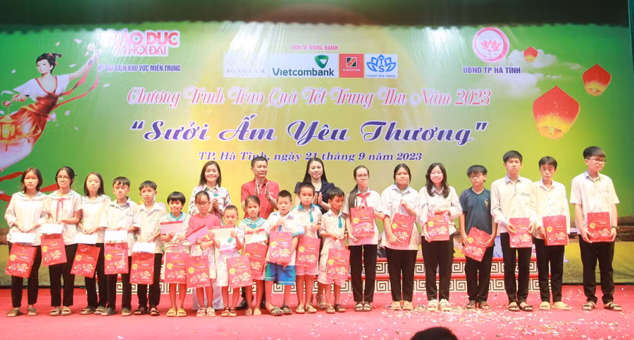 Nhân dịp này, Bí thư Tỉnh ủy Hà Tĩnh Hoàng Trung Dũng đã có những món quà ý nghĩa gửi đến chương trình "Sưởi ấm yêu thương". Bí thư Tỉnh ủy cũng gửi lời chúc các em có một Trung thu ý nghĩa, tiếp tục nỗ lực hơn nữa trong cuộc sống và học tập. Nhân dịp này, Bí thư Tỉnh ủy Hà Tĩnh Hoàng Trung Dũng đã có những món quà ý nghĩa gửi đến chương trình "Sưởi ấm yêu thương". Bí thư Tỉnh ủy cũng gửi lời chúc các em có một Trung thu ý nghĩa, tiếp tục nỗ lực hơn nữa trong cuộc sống và học tập.