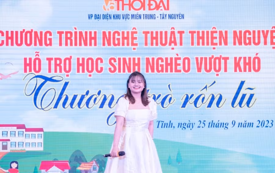Cô Phan Phương - Giáo viên Trường Mầm non Tư thục Nguyễn Du biểu diễn tại chương trình.