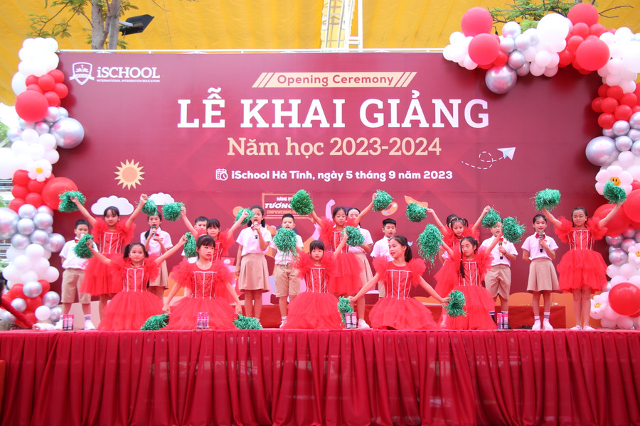 Tiết mục văn nghệ vui tươi mở màn Lễ khai giảng. Tiết mục văn nghệ vui tươi mở màn Lễ khai giảng.