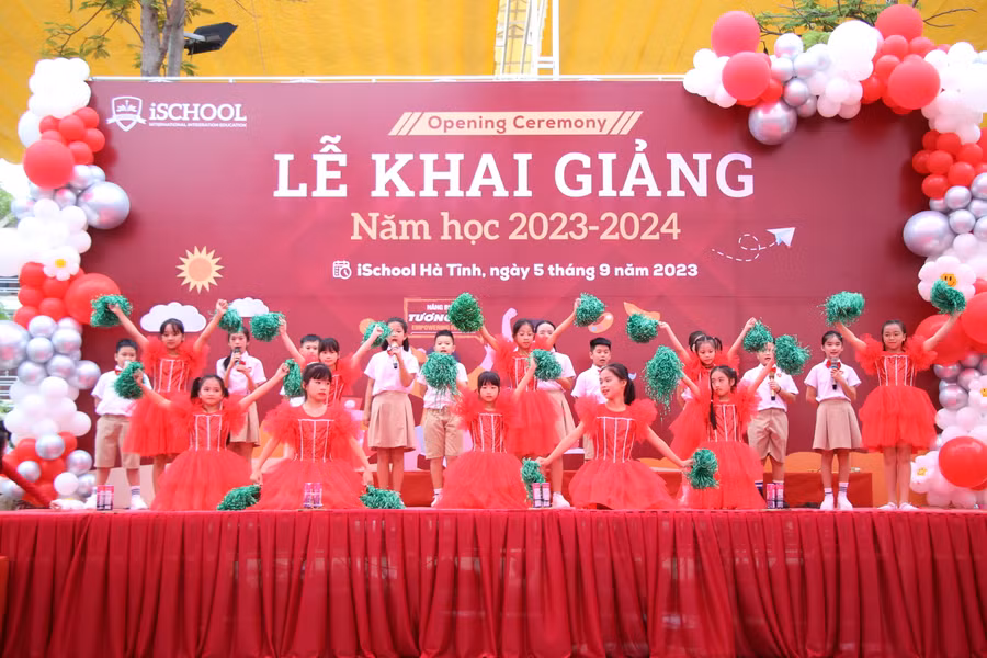 Tiết mục văn nghệ vui tươi mở màn Lễ khai giảng.