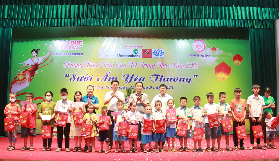 Tại chương trình, Ban tổ chức đã trao tặng 200 suất quà trị giá 650 ngàn đồng/suất gồm tiền mặt và bánh trung thu cho 200 học sinh có hoàn cảnh khó khăn tại 11 phường xã thuộc TP Hà Tĩnh. Tại chương trình, Ban tổ chức đã trao tặng 200 suất quà trị giá 650 ngàn đồng/suất gồm tiền mặt và bánh trung thu cho 200 học sinh có hoàn cảnh khó khăn tại 11 phường xã thuộc TP Hà Tĩnh.