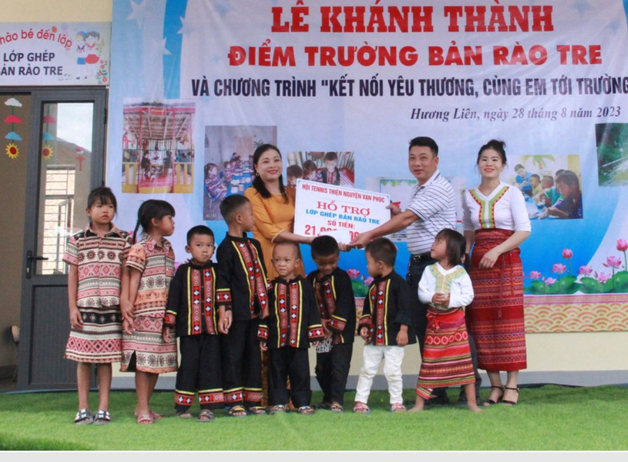 Những món quà hỗ trợ trước thềm năm học mới là nguồn động viên khích lệ cho giáo viên và học sinh vùng biên. Những món quà hỗ trợ trước thềm năm học mới là nguồn động viên khích lệ cho giáo viên và học sinh vùng biên.