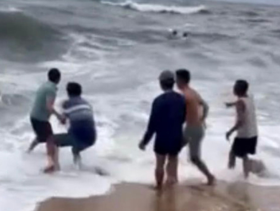 3 ngư dân lênh đênh trên biển gần 4 giờ trước khi được cứu. 3 ngư dân lênh đênh trên biển gần 4 giờ trước khi được cứu.