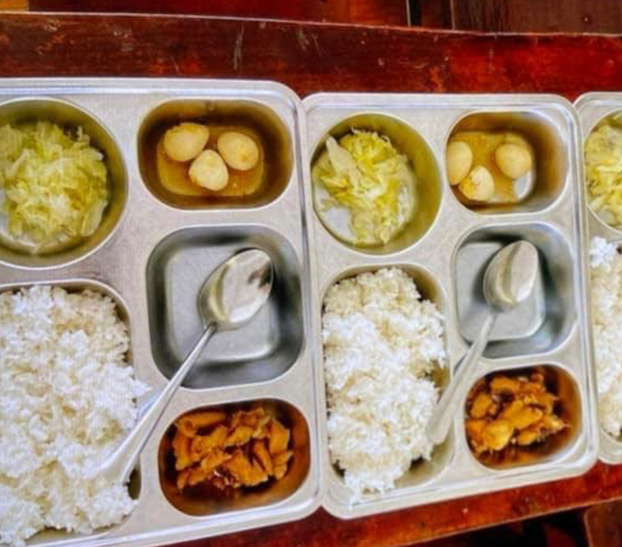 Hình ảnh bữa cơm bán trú trên thực tế.