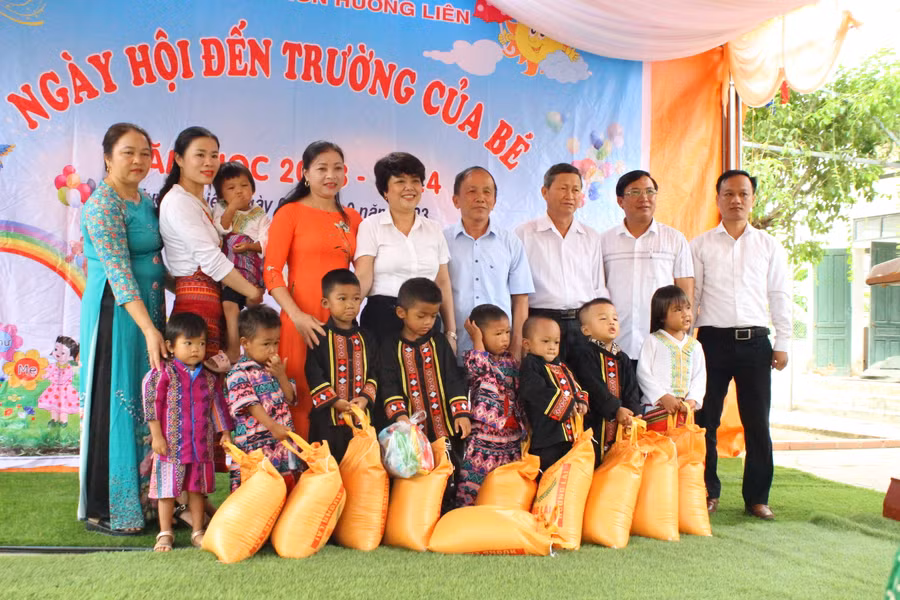 Cô giáo Đinh Thị Thanh Hòa - Hiệu trưởng Mầm non Hương Liên, huyện Hương Khê, Hà Tĩnh (áo dài màu cam) mong muốn tăng cường phản ánh những tâm tư đề xuất của giáo viên miền núi.