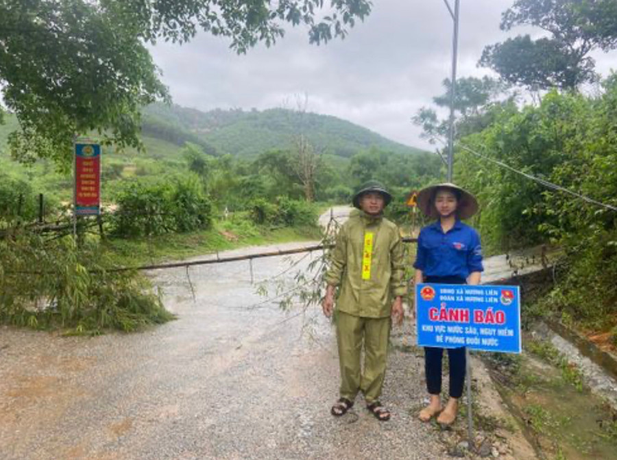 Chính quyền địa phương lập rào chắn cảnh báo người dân tại các nơi nguy hiểm.