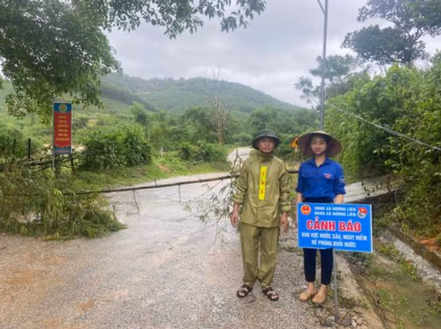 Chính quyền địa phương lập rào chắn cảnh báo người dân tại các nơi nguy hiểm.