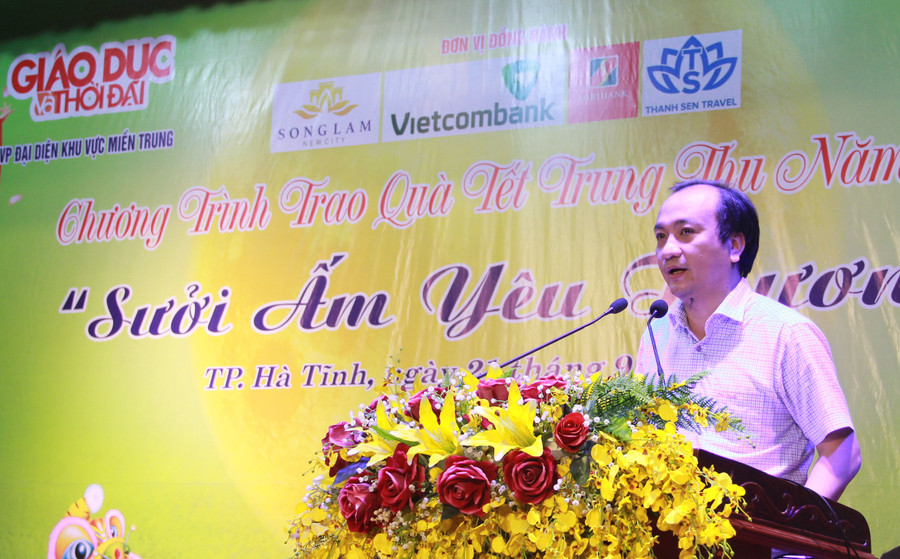 Phát biểu khai mạc chương trình, ông Nguyễn Duy Đức - Phó Chủ tịch UBND TP Hà Tĩnh đã chúc các em thiếu nhi đón Trung thu vui vẻ và ấm áp. Những món quà sẽ là nguồn động viên để các em nỗ lực vượt qua khó khăn để vươn lên trong học tập, để viết tiếp ước mơ của mình. Phát biểu khai mạc chương trình, ông Nguyễn Duy Đức - Phó Chủ tịch UBND TP Hà Tĩnh đã chúc các em thiếu nhi đón Trung thu vui vẻ và ấm áp. Những món quà sẽ là nguồn động viên để các em nỗ lực vượt qua khó khăn để vươn lên trong học tập, để viết tiếp ước mơ của mình.