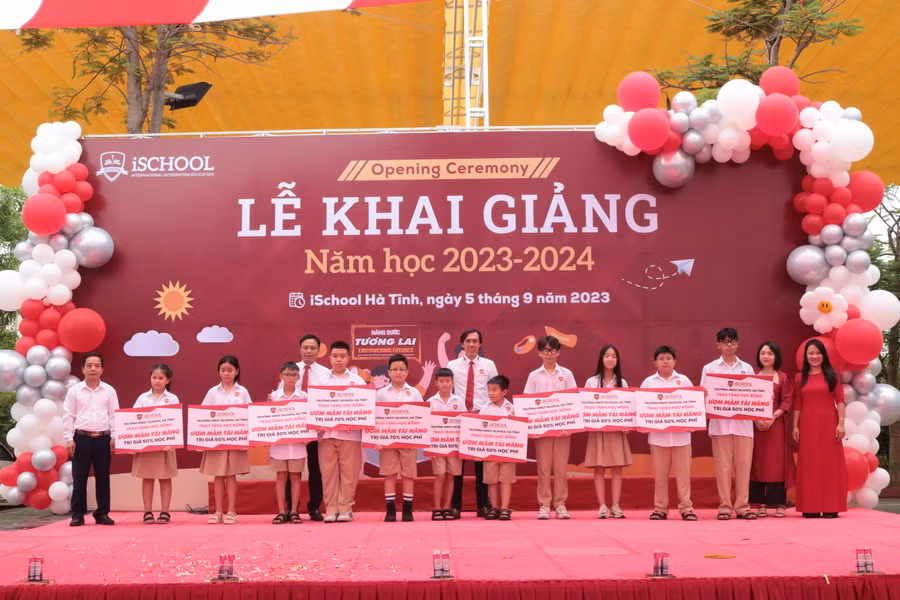 BGH nhà trường tặng 10 suất học bổng.