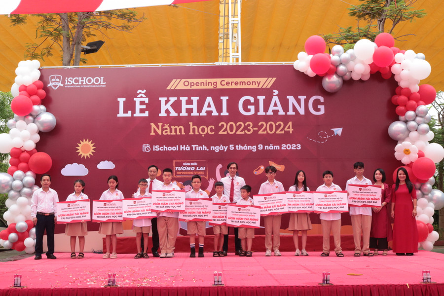 BGH nhà trường tặng 10 suất học bổng. BGH nhà trường tặng 10 suất học bổng.