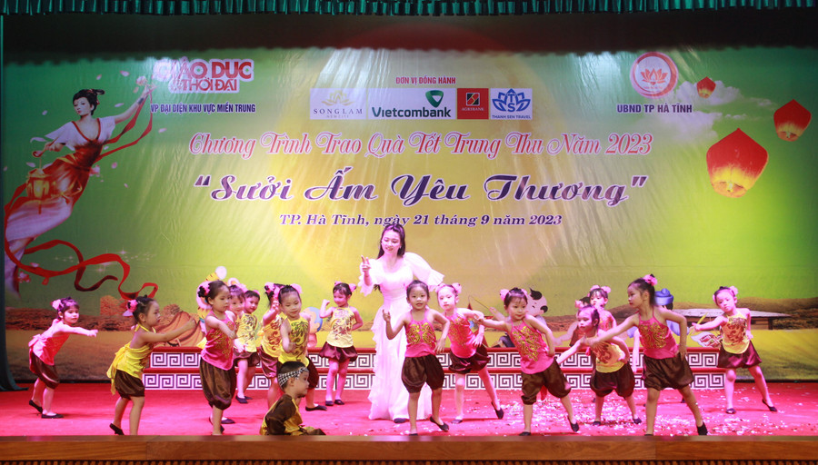 Những tiết mục văn nghệ vui Tết Trung thu đặc sắc, sôi nổi, do giáo viên và học sinh đến từ các trường Mầm non và Tiểu học TP Hà Tĩnh biểu diễn. Những tiết mục văn nghệ vui Tết Trung thu đặc sắc, sôi nổi, do giáo viên và học sinh đến từ các trường Mầm non và Tiểu học TP Hà Tĩnh biểu diễn.