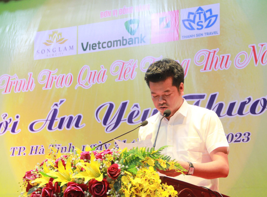 Nhà báo Nguyễn Văn Dũng - Trưởng Đại diện văn phòng Báo GD&TĐ khu vực Bắc Trung bộ, bày tỏ: "Món quà này dù không lớn, nhưng đều chứa đựng tình yêu thương của những tấm lòng thảo thơm dành cho các em... Qua đó, chung tay giúp các em có một Tết Trung thu trọn vẹn, vui vẻ". Nhà báo Nguyễn Văn Dũng - Trưởng Đại diện văn phòng Báo GD&TĐ khu vực Bắc Trung bộ, bày tỏ: "Món quà này dù không lớn, nhưng đều chứa đựng tình yêu thương của những tấm lòng thảo thơm dành cho các em... Qua đó, chung tay giúp các em có một Tết Trung thu trọn vẹn, vui vẻ".