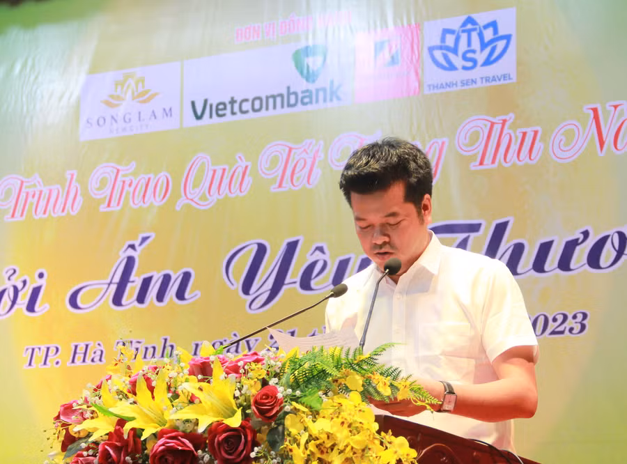 Nhà báo Nguyễn Văn Dũng - Trưởng Đại diện văn phòng Báo GD&TĐ khu vực Bắc Trung bộ, bày tỏ: "Món quà này dù không lớn, nhưng đều chứa đựng tình yêu thương của những tấm lòng thảo thơm dành cho các em... Qua đó, chung tay giúp các em có một Tết Trung thu trọn vẹn, vui vẻ". Nhà báo Nguyễn Văn Dũng - Trưởng Đại diện văn phòng Báo GD&TĐ khu vực Bắc Trung bộ, bày tỏ: "Món quà này dù không lớn, nhưng đều chứa đựng tình yêu thương của những tấm lòng thảo thơm dành cho các em... Qua đó, chung tay giúp các em có một Tết Trung thu trọn vẹn, vui vẻ".