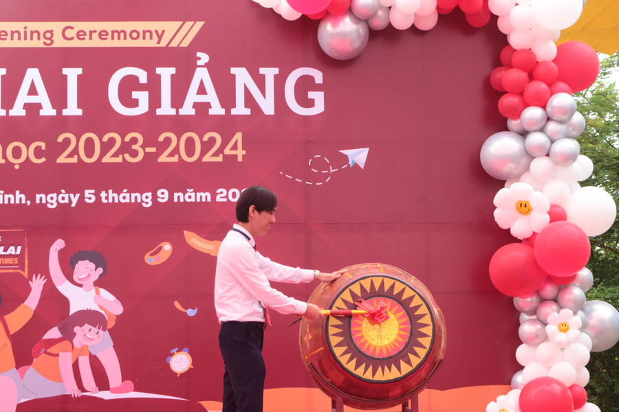 Thầy giáo Trần Hải Ngọc - Hiệu trưởng Trường Hội nhập Quốc tế iSchool Hà Tĩnh đánh trống khai giảng năm học mới. Thầy giáo Trần Hải Ngọc - Hiệu trưởng Trường Hội nhập Quốc tế iSchool Hà Tĩnh đánh trống khai giảng năm học mới.