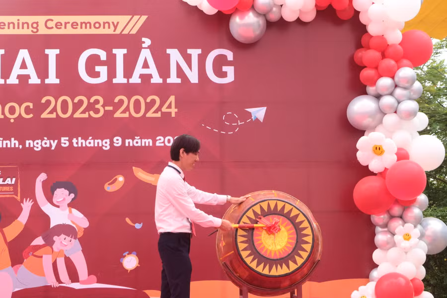 Thầy giáo Trần Hải Ngọc - Hiệu trưởng Trường Hội nhập Quốc tế iSchool Hà Tĩnh đánh trống khai giảng năm học mới.