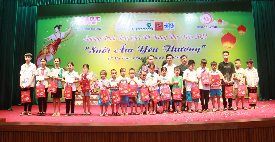 Những món quà này do Báo GD&TĐ phối hợp cùng UBND TP Hà Tĩnh kết nối với các doanh nghiệp, nhà hảo tâm như: Công ty CP Đầu tư và Phát triển đô thị mới Sông Lam, Ngân hàng Vietcombank - CN Hà Tĩnh, Ngân hàng Agribank CN Hà Tĩnh, Công ty TNHH Đầu tư Mạnh Lộc, Ban Liên lạc họ Hồ Hà Tĩnh... ủng hộ trao tặng. Những món quà này do Báo GD&TĐ phối hợp cùng UBND TP Hà Tĩnh kết nối với các doanh nghiệp, nhà hảo tâm như: Công ty CP Đầu tư và Phát triển đô thị mới Sông Lam, Ngân hàng Vietcombank - CN Hà Tĩnh, Ngân hàng Agribank CN Hà Tĩnh, Công ty TNHH Đầu tư Mạnh Lộc, Ban Liên lạc họ Hồ Hà Tĩnh... ủng hộ trao tặng.
