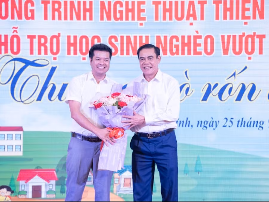 Chủ tịch UBND tỉnh Võ Trọng Hải tặng hoa, đồng thời đóng góp số tiền 50 triệu đồng để chương trình kiến tạo các phần học bổng hỗ trợ học sinh khó khăn vươn lên trong học tập.