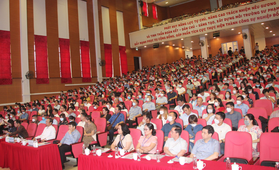 Các đại biểu dự lễ khai mạc.