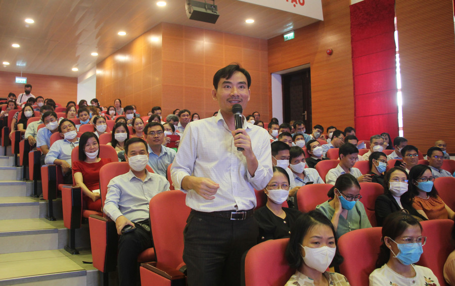 Các giảng viên nêu ra những thắc mắc để ban tổ chức giải đáp.