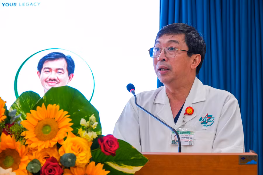 Đại tá, PGS.TS Trương Đình Cẩm - Phó Giám đốc Bệnh viện Quân y 175 chia sẻ tại hội thảo.