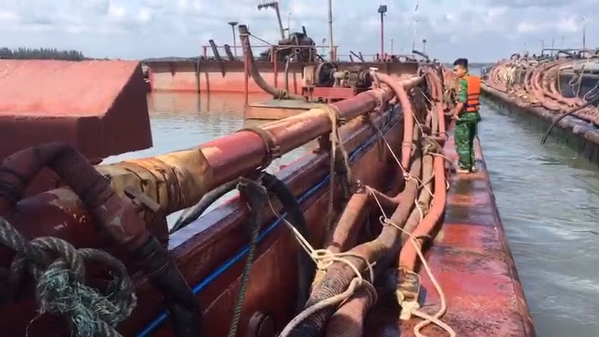 Tổ công tác đồn Biên phòng Long Hoà đang tạm giữ phương tiện để điều tra xử lý.