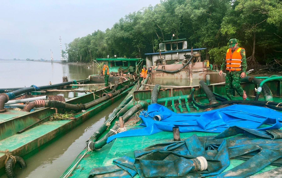 Tổ công tác đồn Biên phòng Long Hoà tiến hành kiểm tra phương tiện bơm hút cát trái phép.