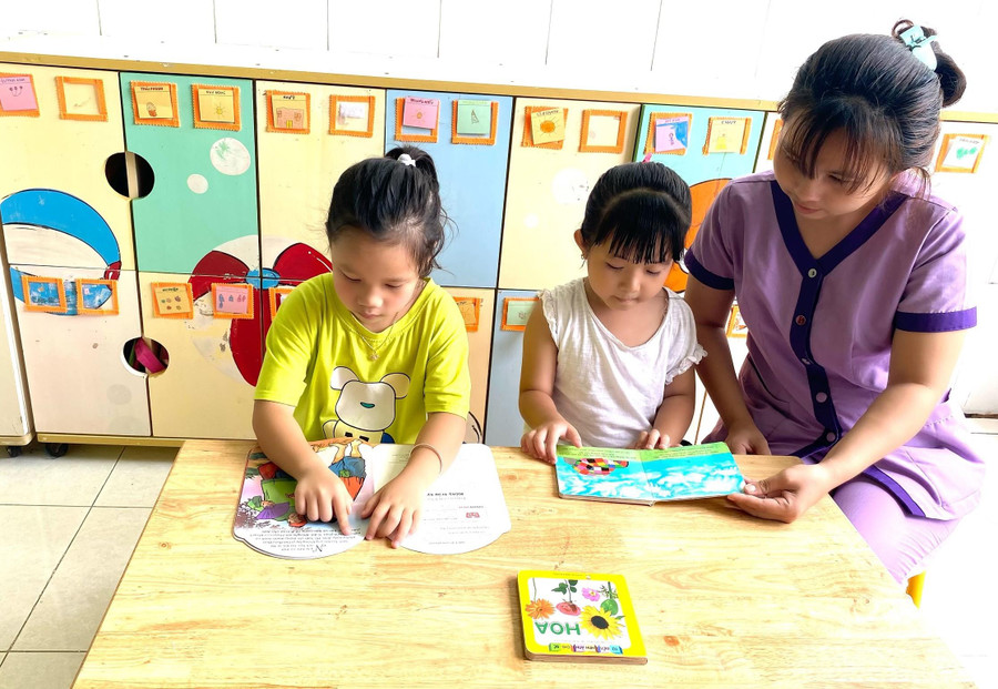 Giáo viên Trường Tiểu học Thạnh An hướng dẫn trẻ học bài.