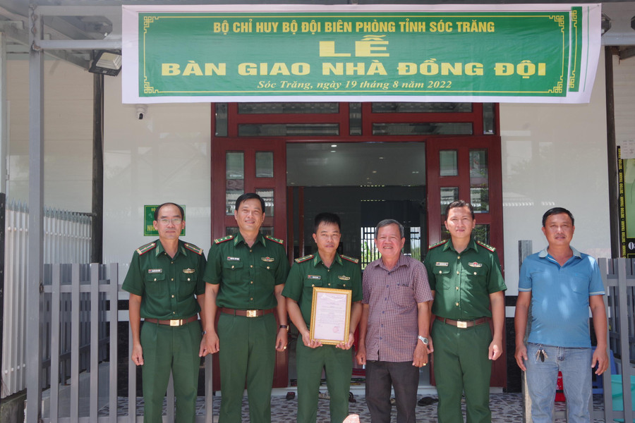 Thừa ủy quyền của Đảng ủy, Bộ chỉ huy BĐBP tỉnh, Trung tá Phạm Nguyễn Thế Phong trao quyết định bàn giao nhà đồng đội cho đồng chí Thiếu tá Phạm Thế Long.