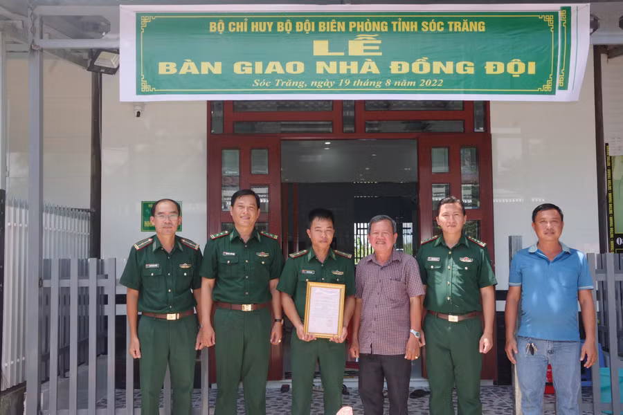 Thừa ủy quyền của Đảng ủy, Bộ chỉ huy BĐBP tỉnh, Trung tá Phạm Nguyễn Thế Phong trao quyết định bàn giao nhà đồng đội cho đồng chí Thiếu tá Phạm Thế Long.