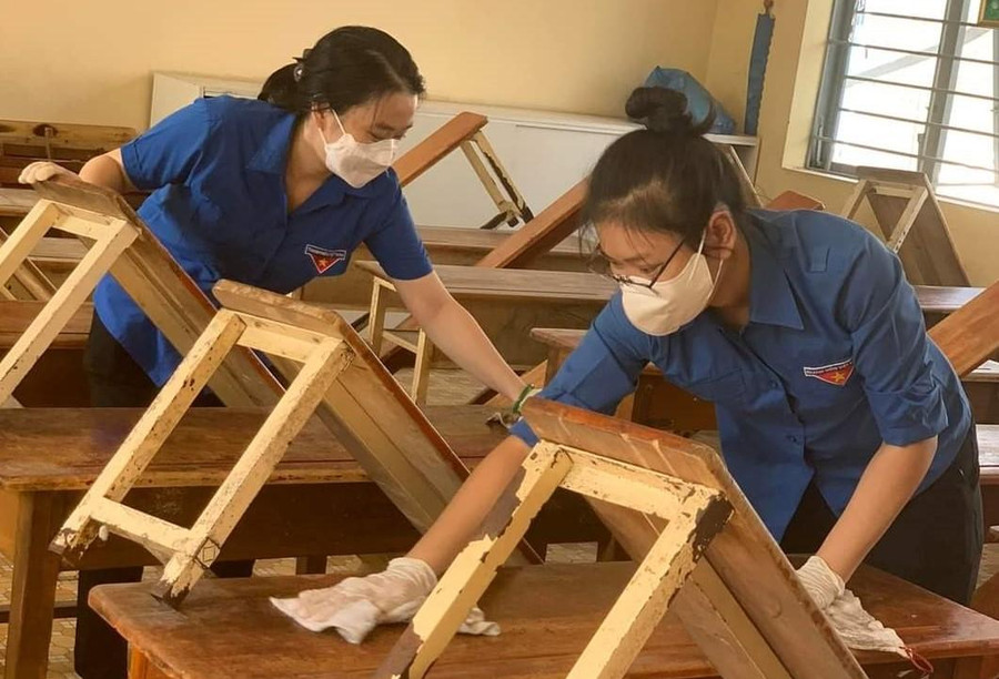 Giáo viên Trường Tiểu học Võ Thị Sáu (quận Gò Vấp) dọn dẹp, vệ sinh lớp học. Giáo viên Trường Tiểu học Võ Thị Sáu (quận Gò Vấp) dọn dẹp, vệ sinh lớp học.