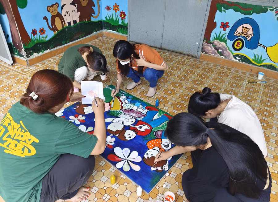 Giáo viên các trường tiểu học tại TPHCM đang trang trí lại trường, lớp để đón học sinh trở lại trường.